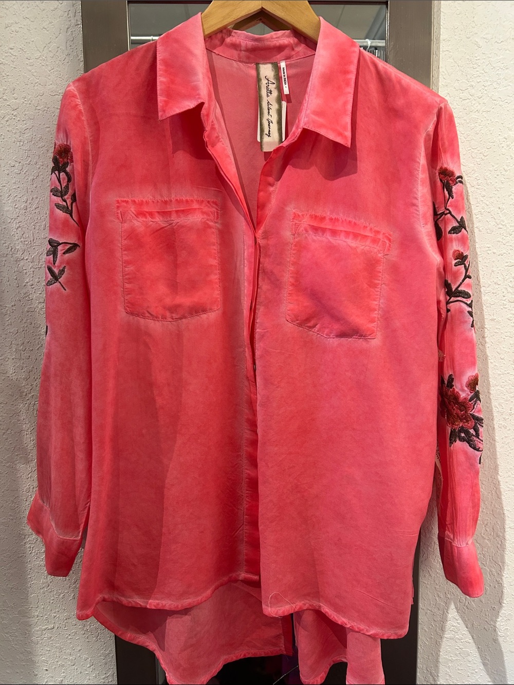 Aratta Kate Embroidered Floral Sleeve top. NWT Size Small.